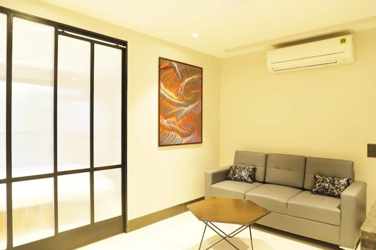 Apt# One-Four-Two - With Lift - High Speed Wifi - Smart Tv New Delhi Exterior foto