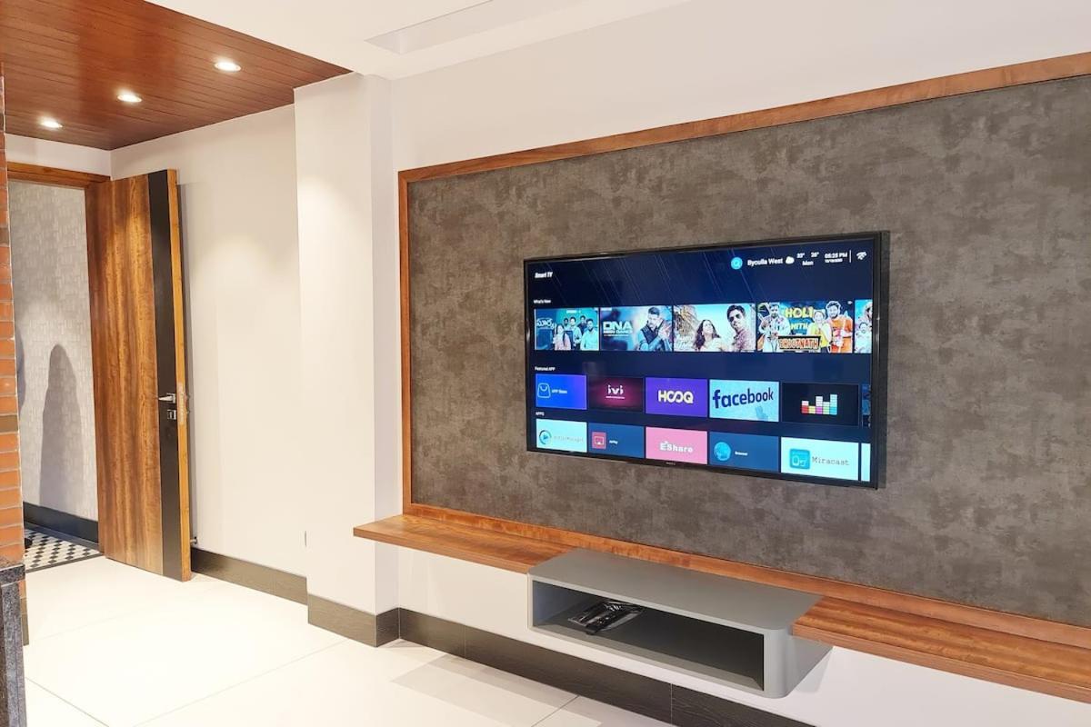 Apt# One-Four-Two - With Lift - High Speed Wifi - Smart Tv New Delhi Exterior foto