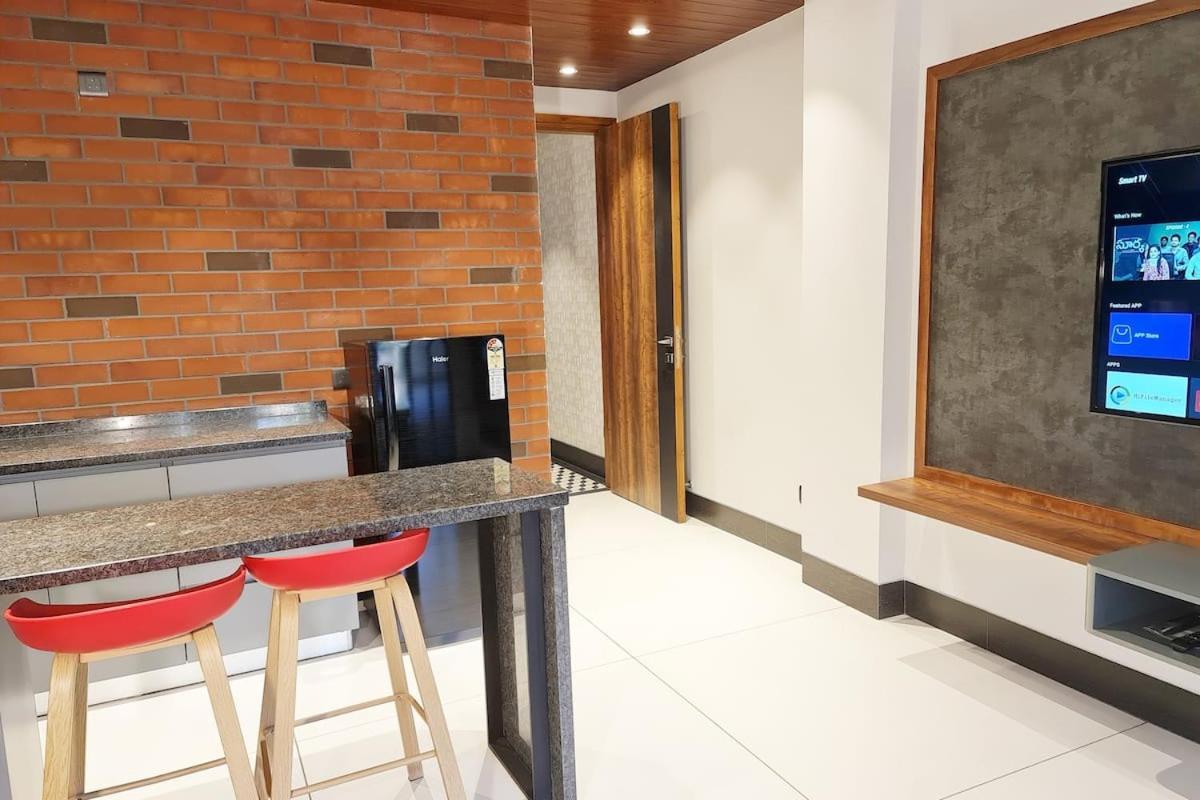 Apt# One-Four-Two - With Lift - High Speed Wifi - Smart Tv New Delhi Exterior foto