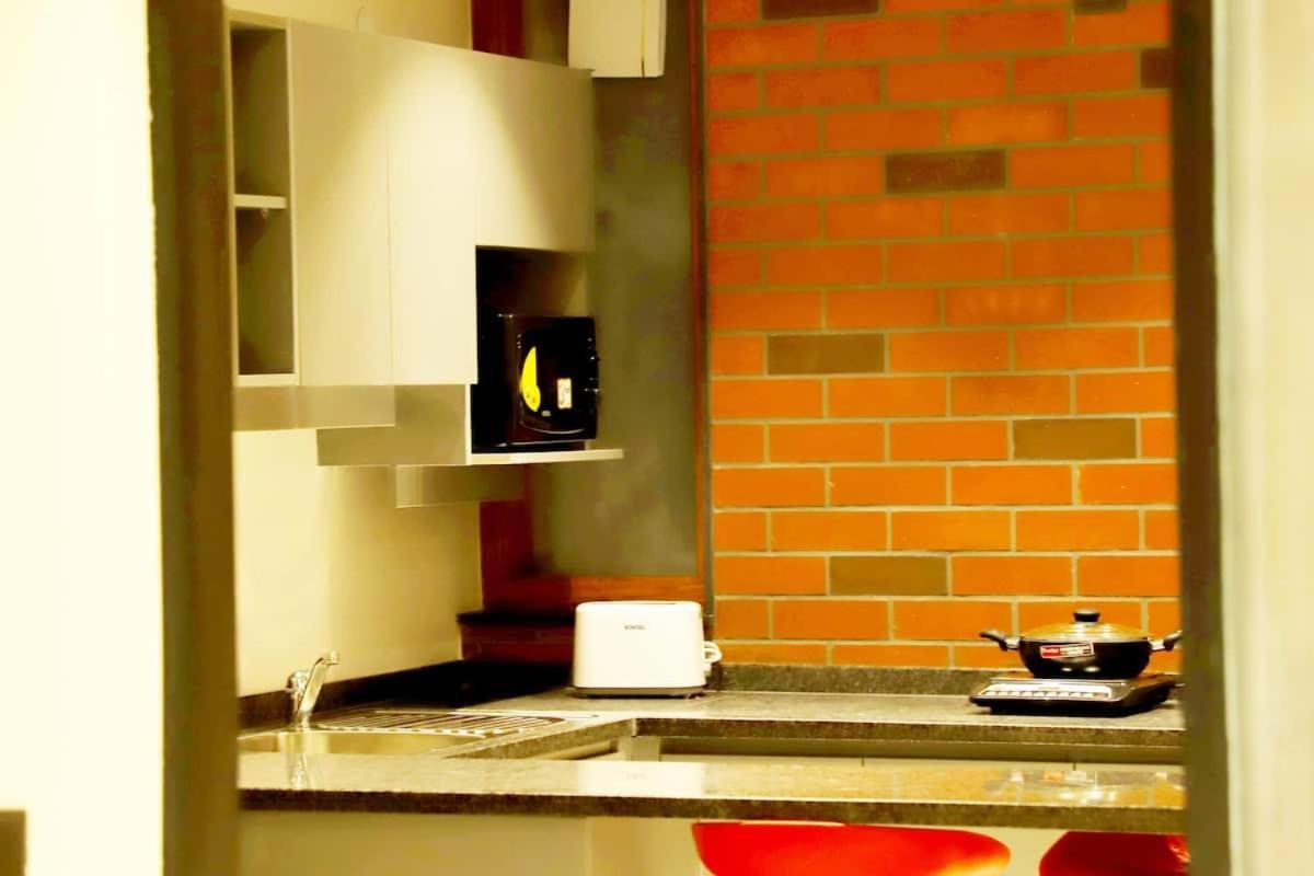 Apt# One-Four-Two - With Lift - High Speed Wifi - Smart Tv New Delhi Exterior foto
