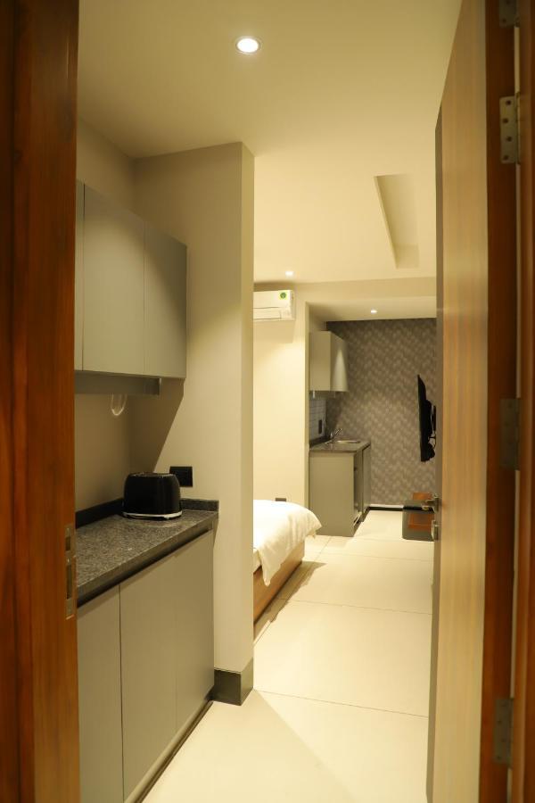 Apt# One-Four-Two - With Lift - High Speed Wifi - Smart Tv New Delhi Exterior foto
