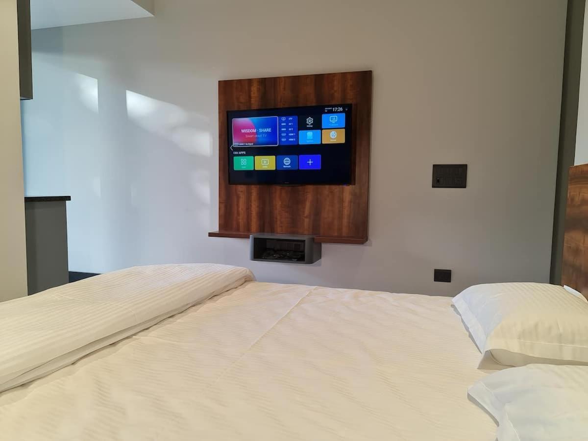 Apt# One-Four-Two - With Lift - High Speed Wifi - Smart Tv New Delhi Exterior foto